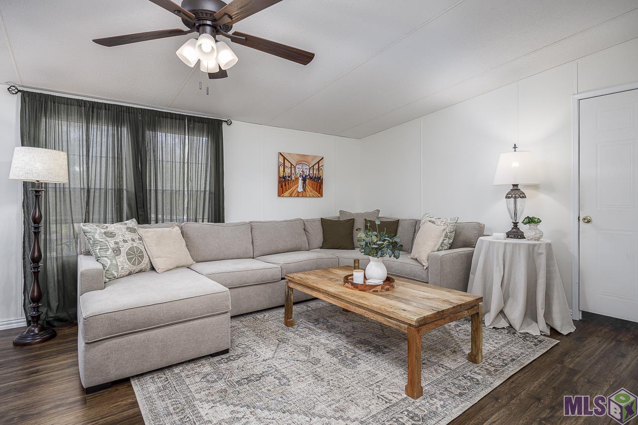 9486 Reine Road St. Amant, LA 70774 - Photo 4 of 18 Living Room