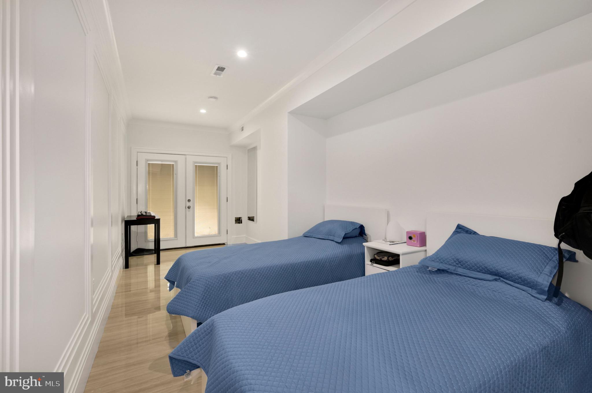 729 Kenyon Street Northwest Washington, DC 20010 - Photo 8 of 26 Bright and airy bedroom.(Unit B)