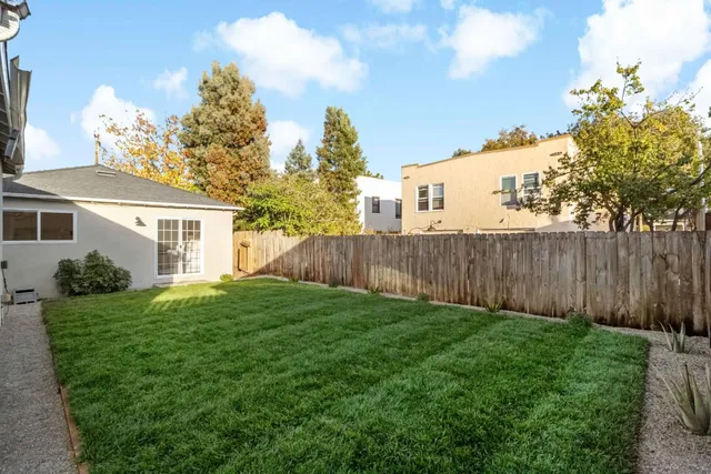 a view of a house with backyard and garden