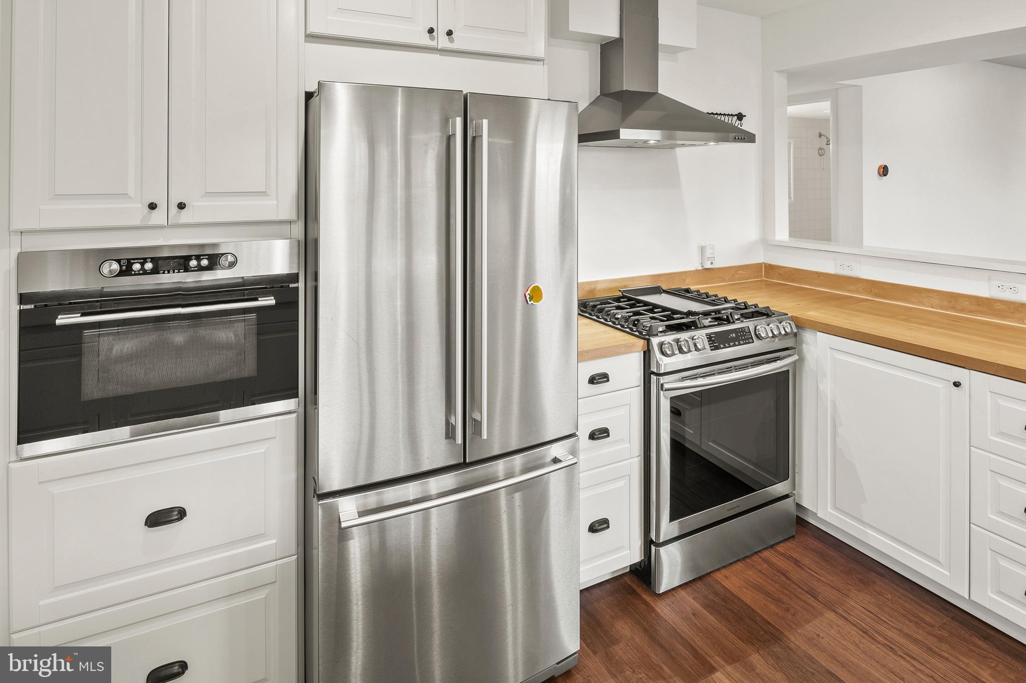 755 Fairview Avenue, Unit 755D Annapolis, MD 21403 - Photo 5 of 44 a kitchen with appliances and cabinets