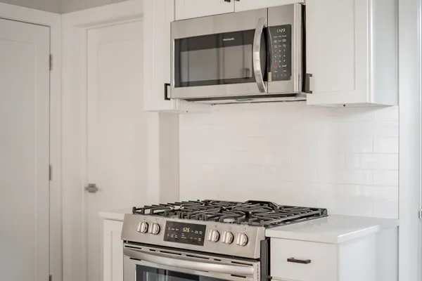 $1,995 | 1472 West Erie Street, Unit 2R, Chicago, IL 60642