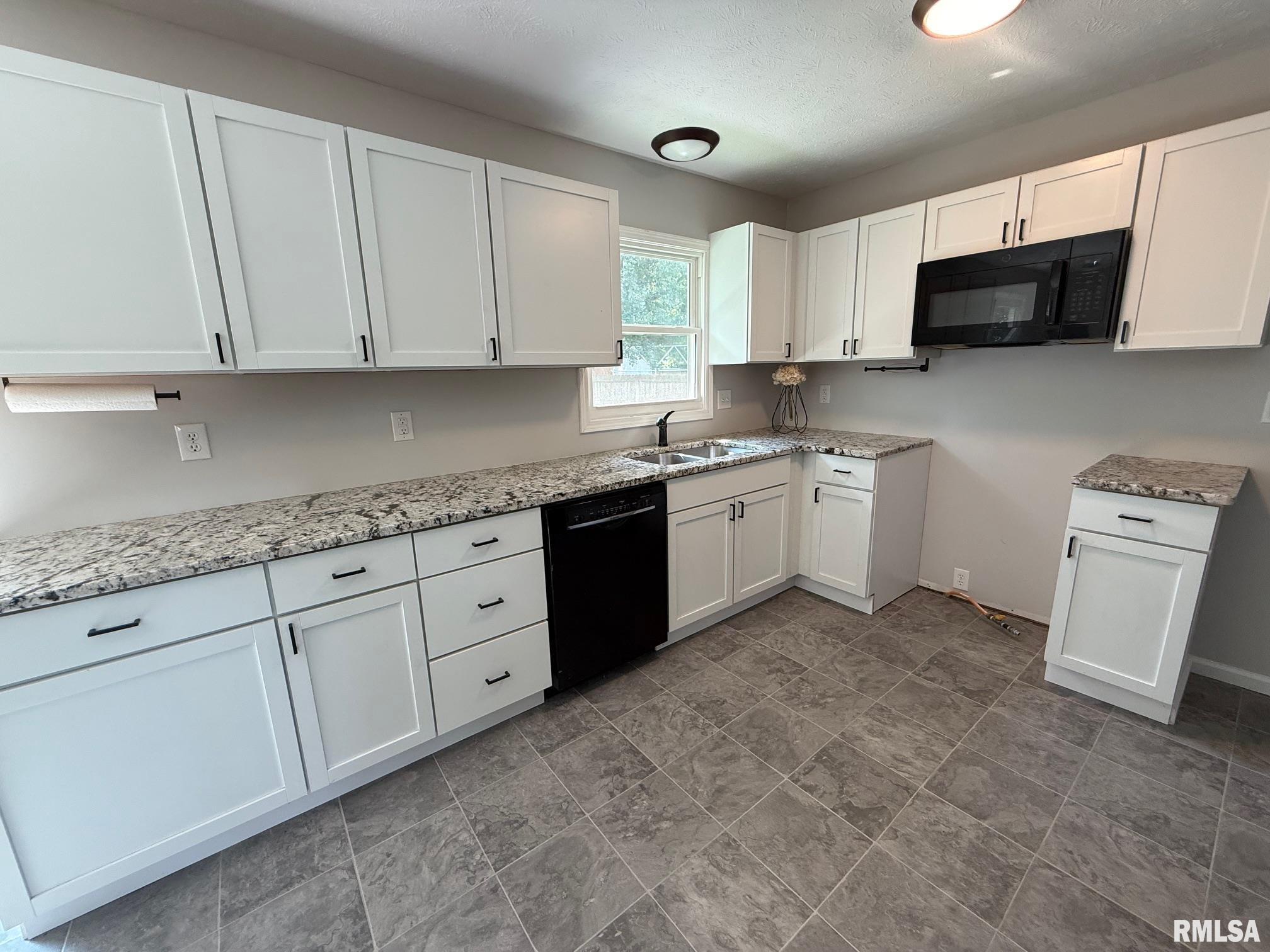 806 Springfield Road Athens, IL 62613 - Photo 11 of 28 Gallery Image 11
