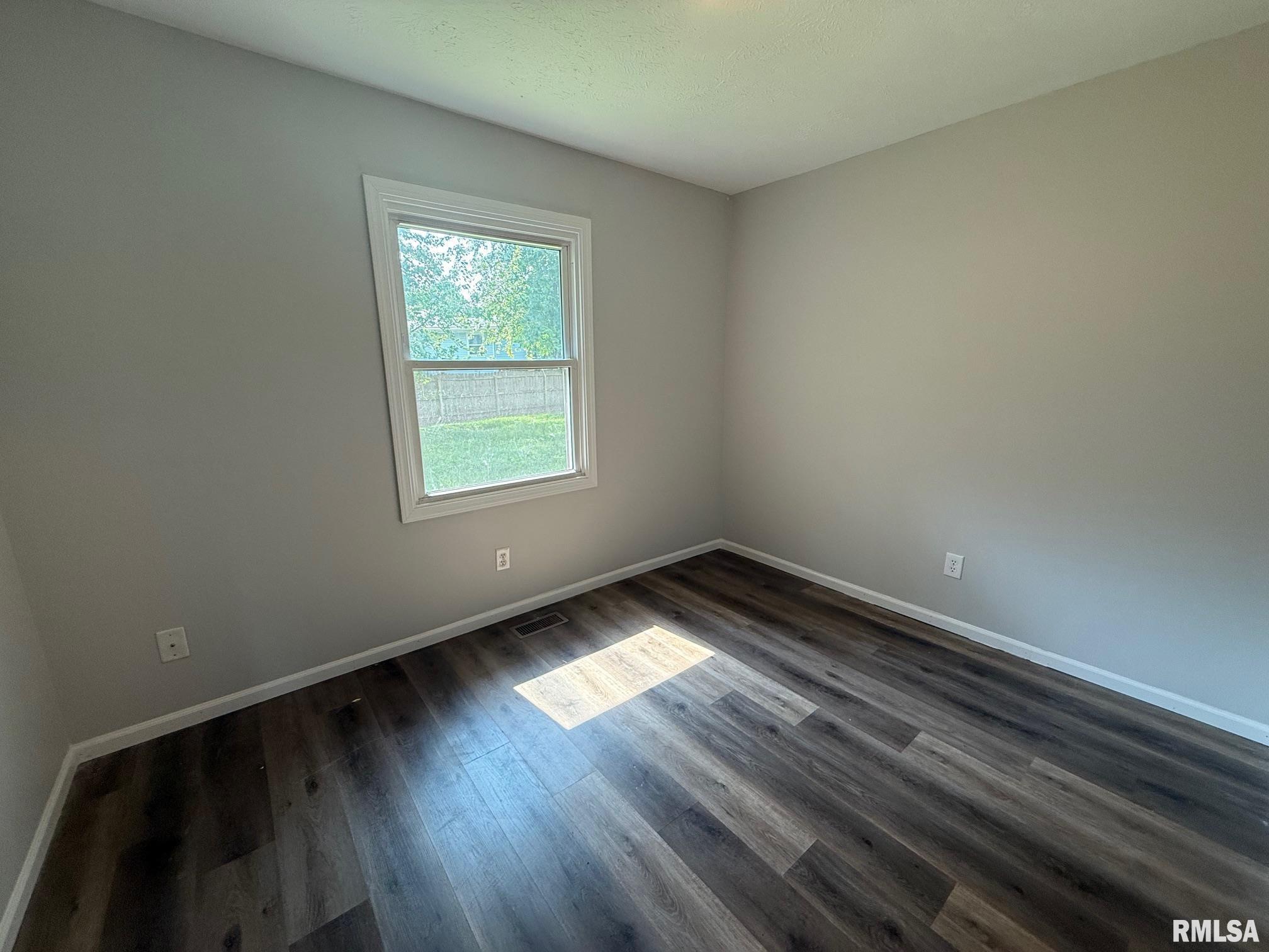 806 Springfield Road Athens, IL 62613 - Photo 15 of 28 Gallery Image 15