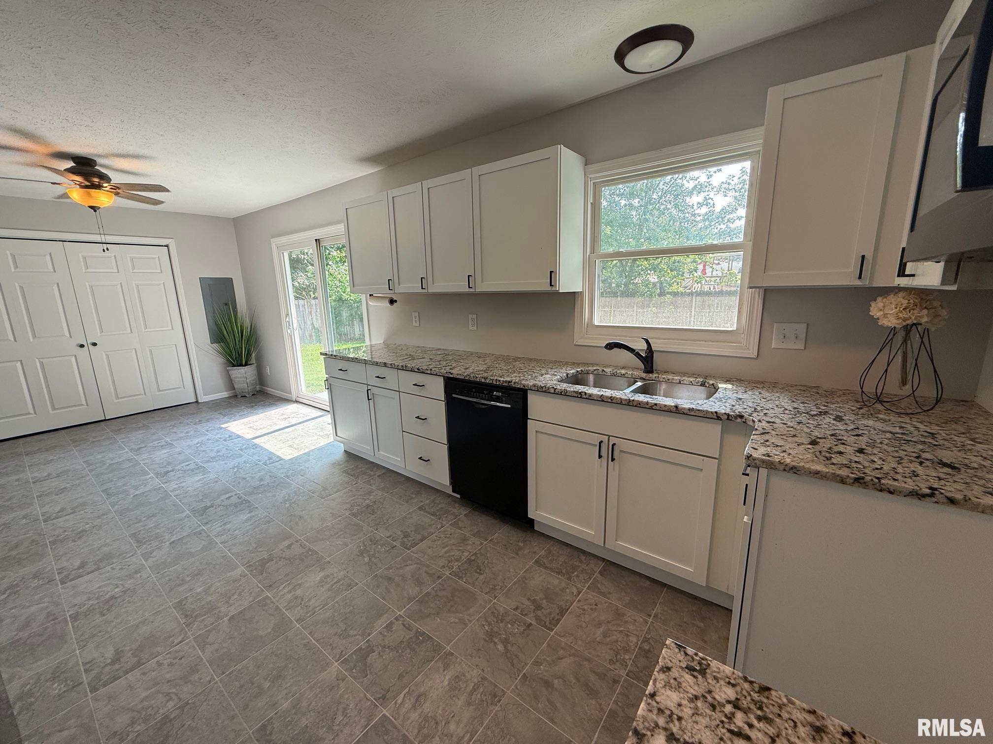 806 Springfield Road Athens, IL 62613 - Photo 10 of 28 Gallery Image 10