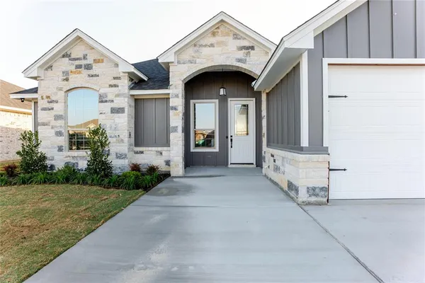 $318,070 | 9211 Parkview Circle, Tolar, TX 76476