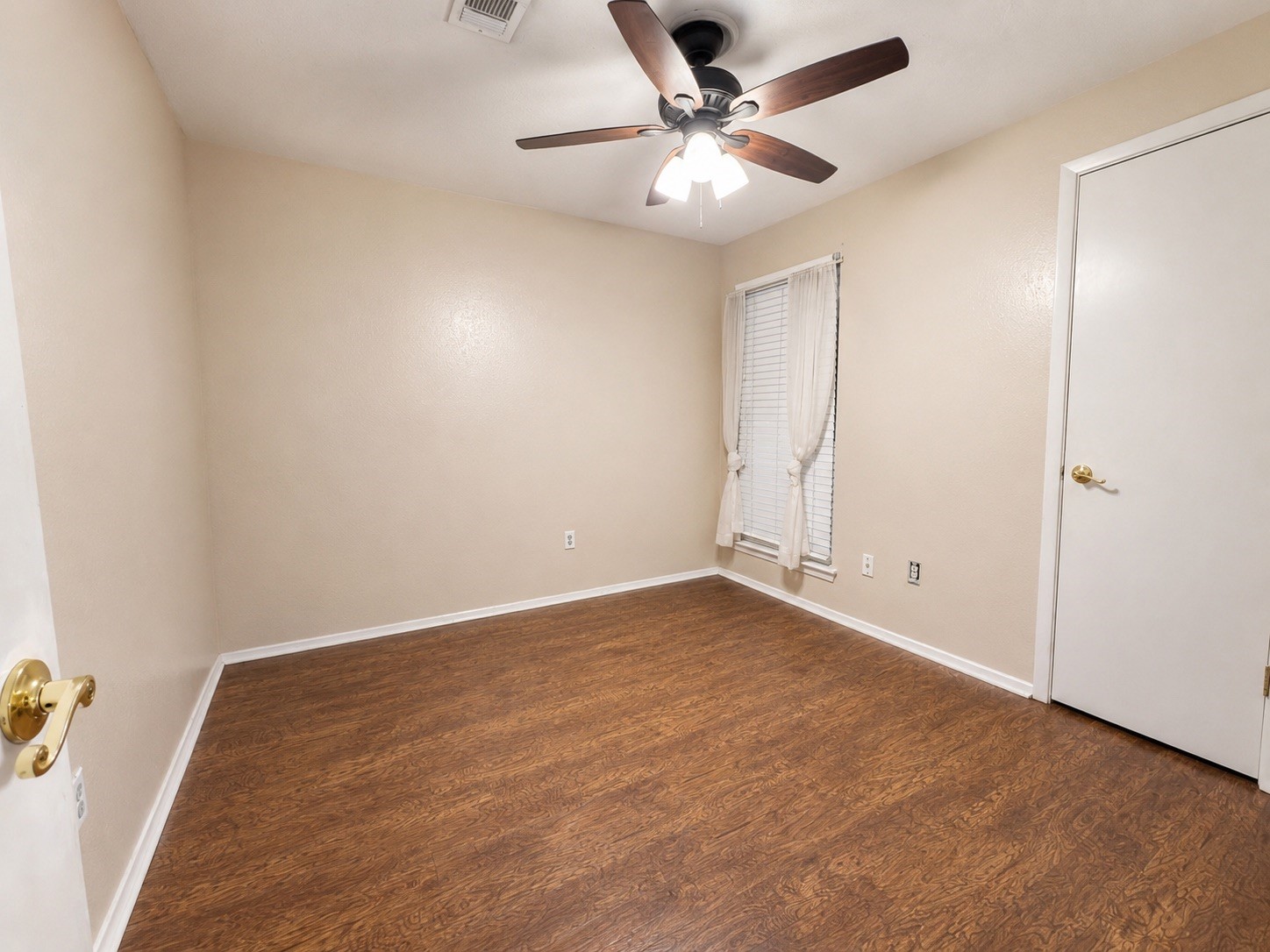 5810 Sunnygate Drive Spring, TX 77373 - Photo 9 of 16 an empty room with a ceiling fan and a window