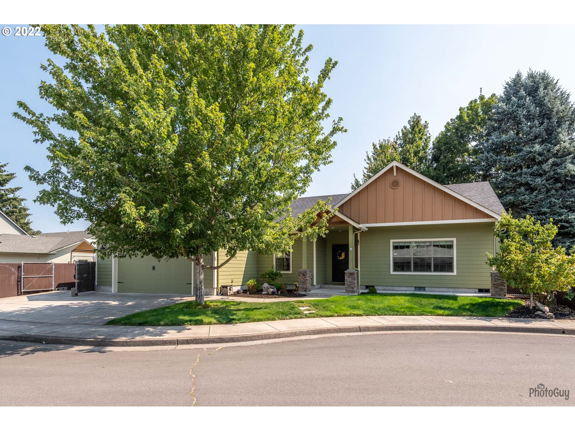 853 67th Place Springfield, OR 97478 - Photo 1 of 32 a front view of a house with a garden