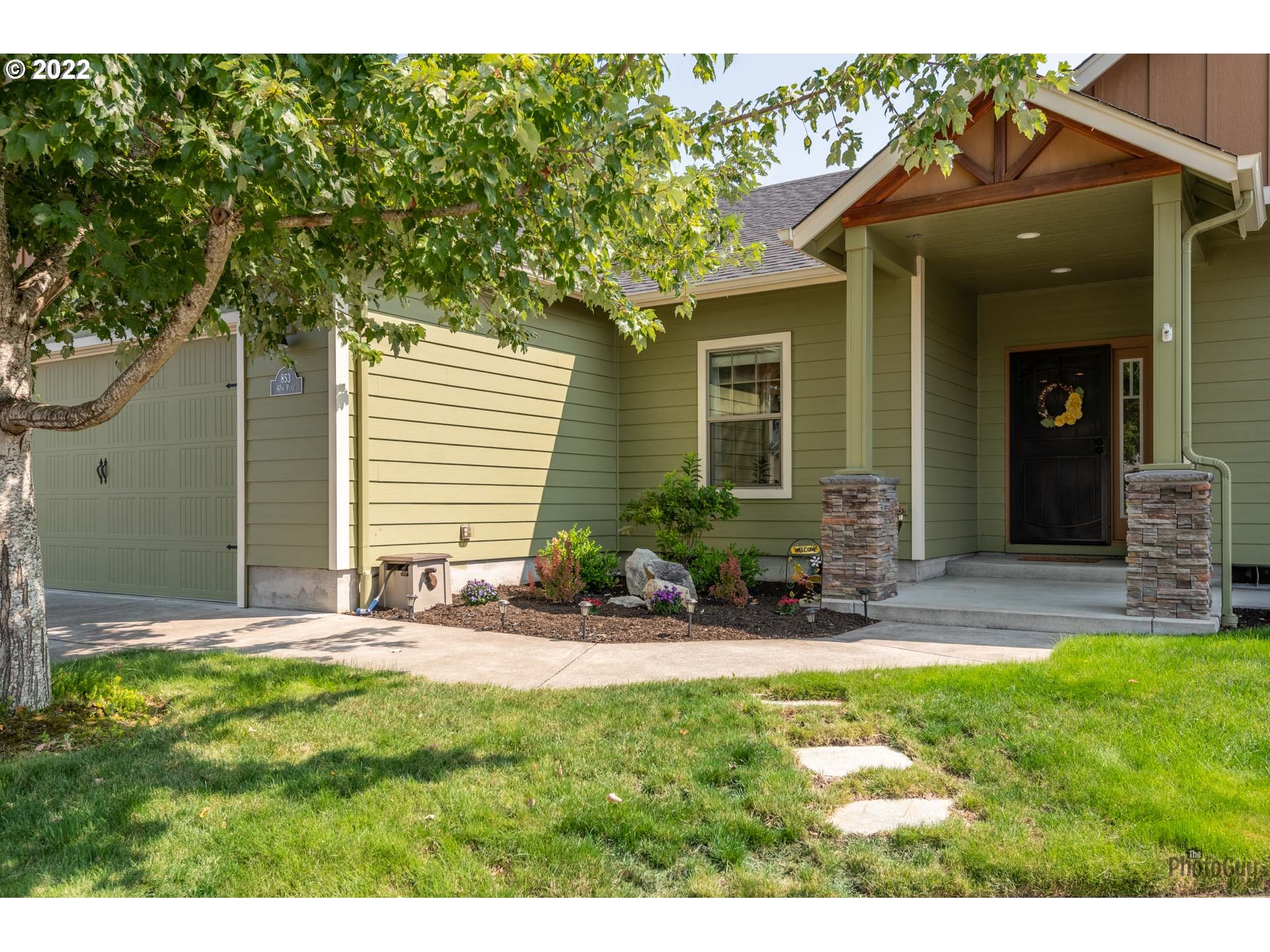 853 67th Place Springfield, OR 97478 - Photo 2 of 32 a front view of a house with a yard