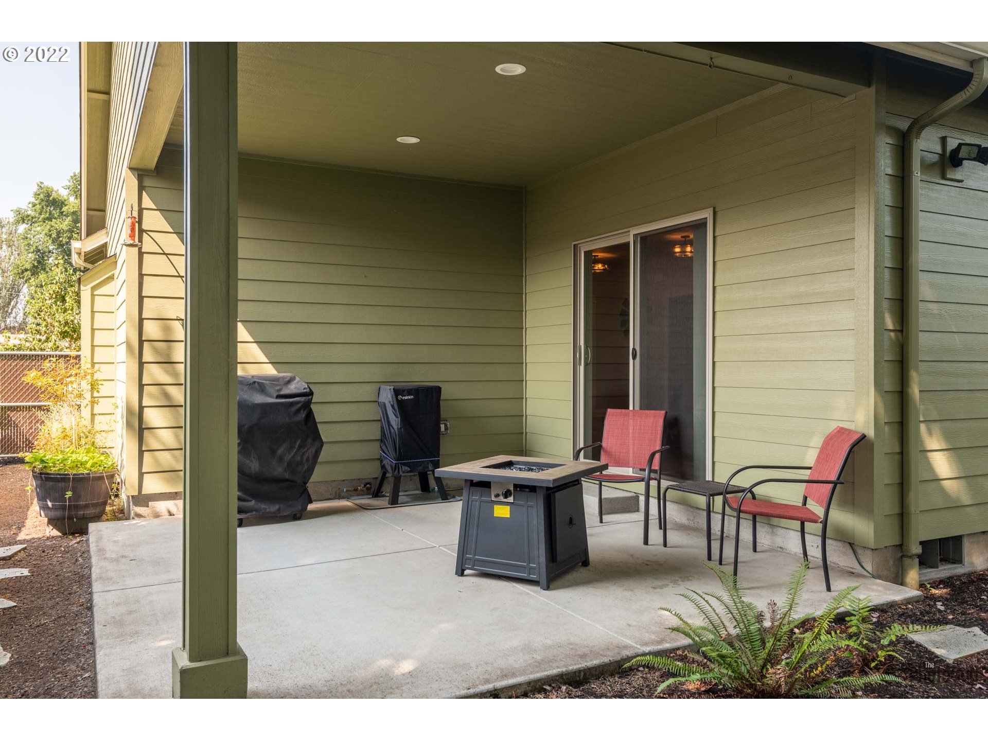 853 67th Place Springfield, OR 97478 - Photo 28 of 32 a room with furniture and a potted plant