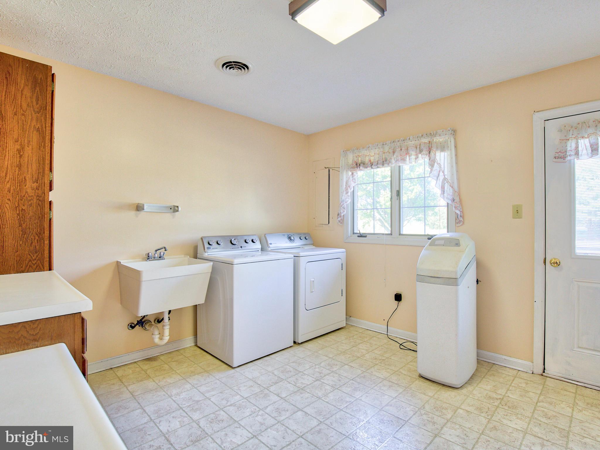 164 Hanging Tree Road Winchester, VA 22603 - Photo 25 of 43 Laundry room with utility sink