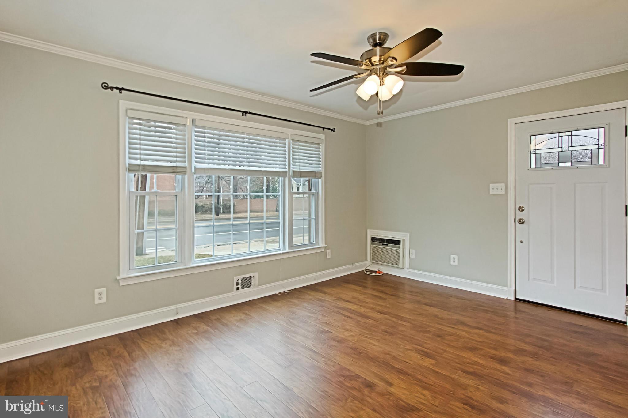 712 West Glebe Road Alexandria, VA 22305 - Photo 11 of 30 Living Room
