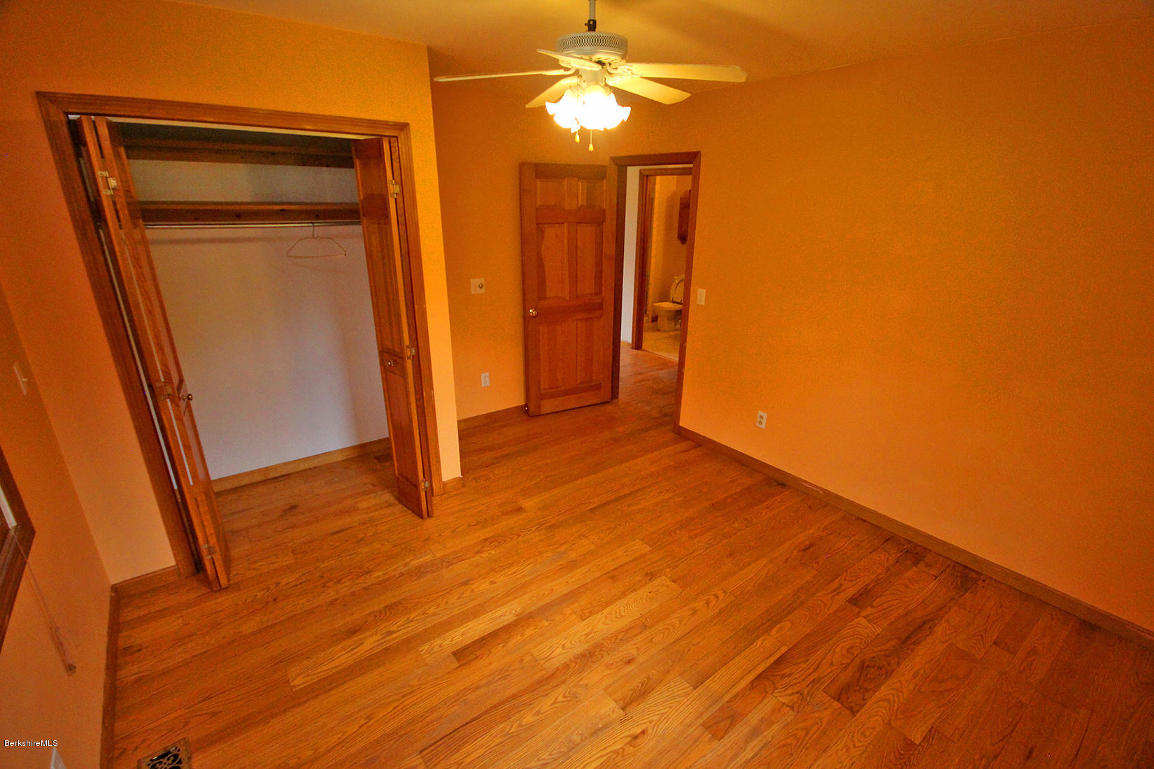 900 Stockbridge Road Lee, MA 01238 - Photo 17 of 27 GUEST ROOM