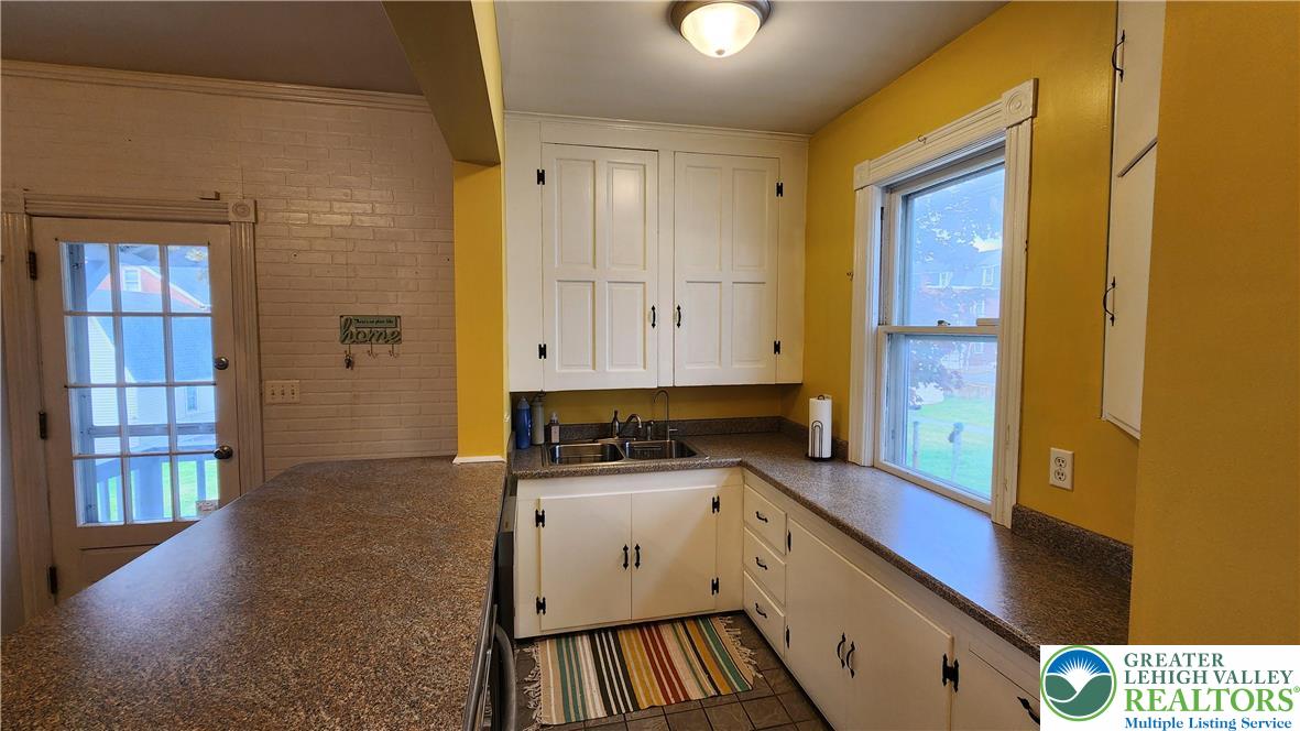 316 South Broad Street Nazareth, PA 18064 - Photo 7 of 27