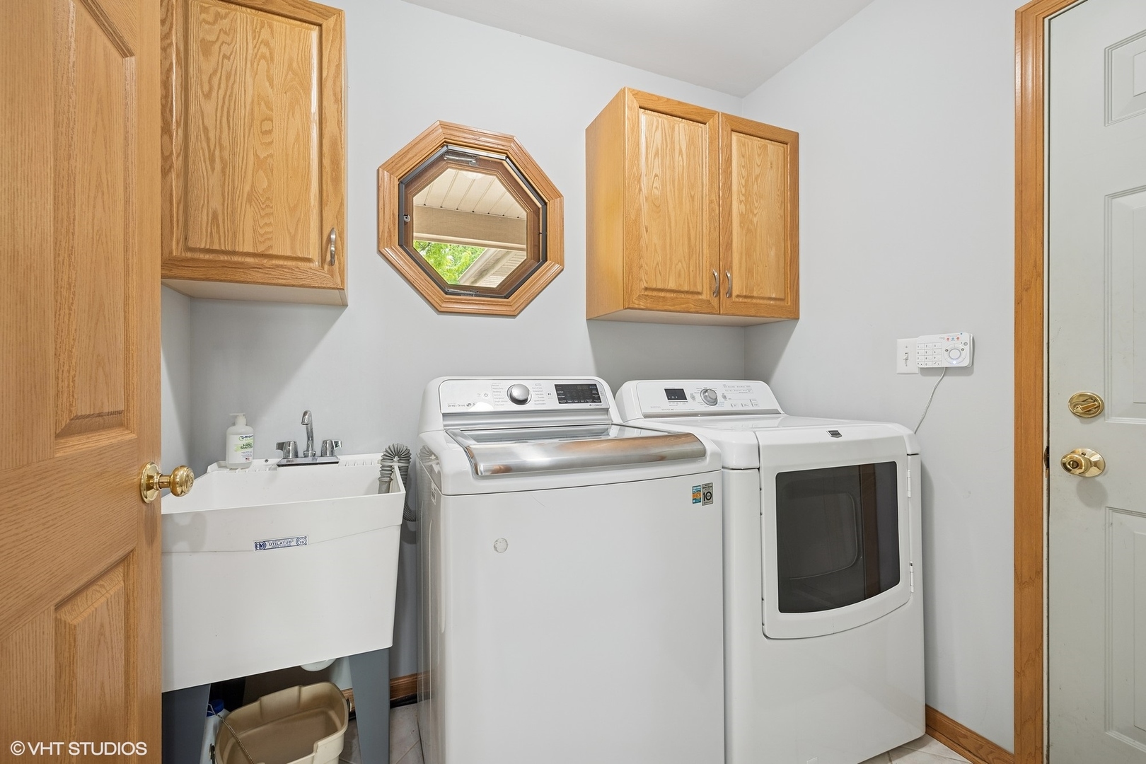 810 Tamarac Drive Algonquin, IL 60102 - Photo 14 of 36 a utility room with dryer and washer