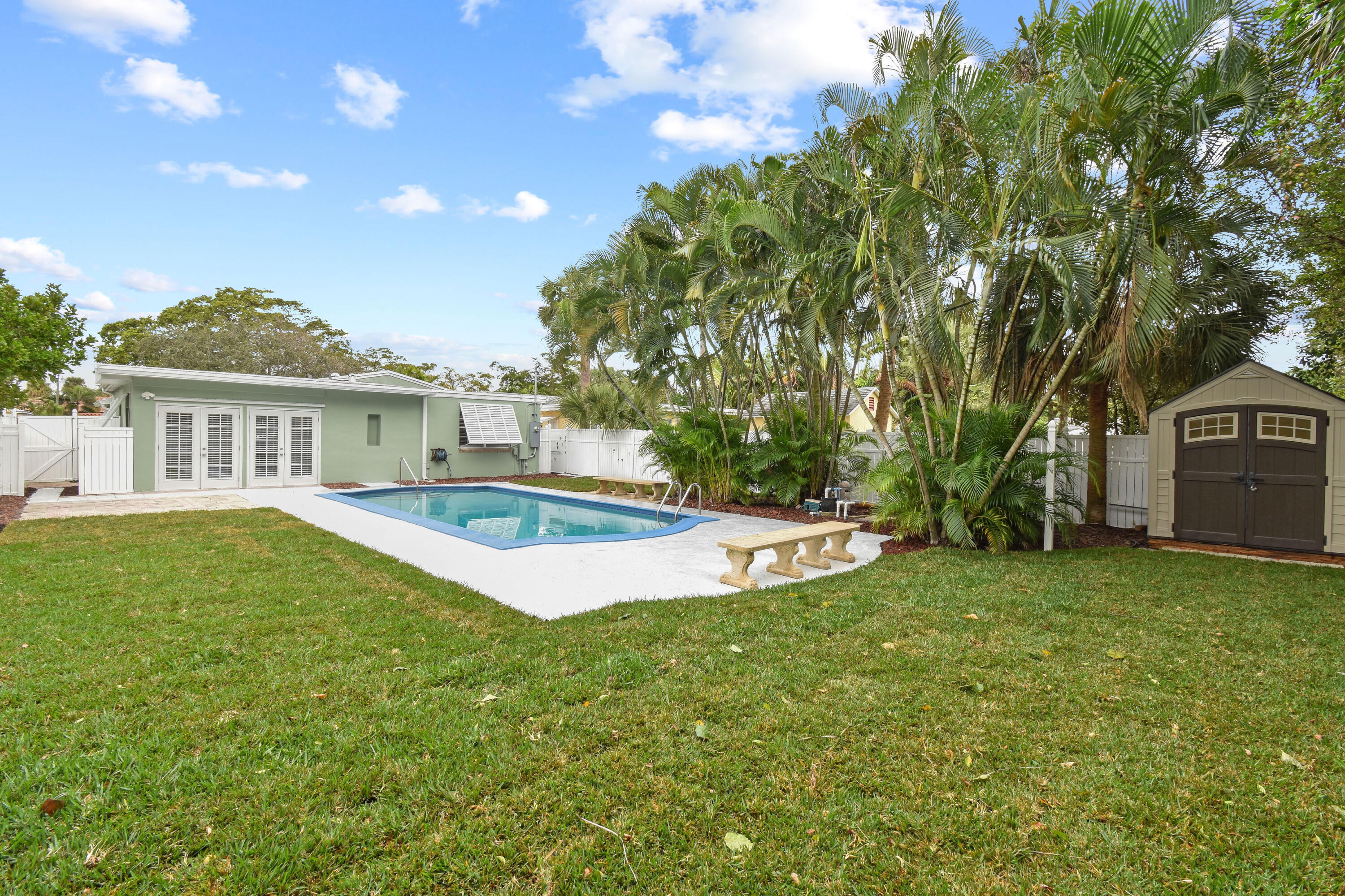 214 Seville Road West Palm Beach, FL 33405 - Photo 32 of 40 214SevilleRd(34)