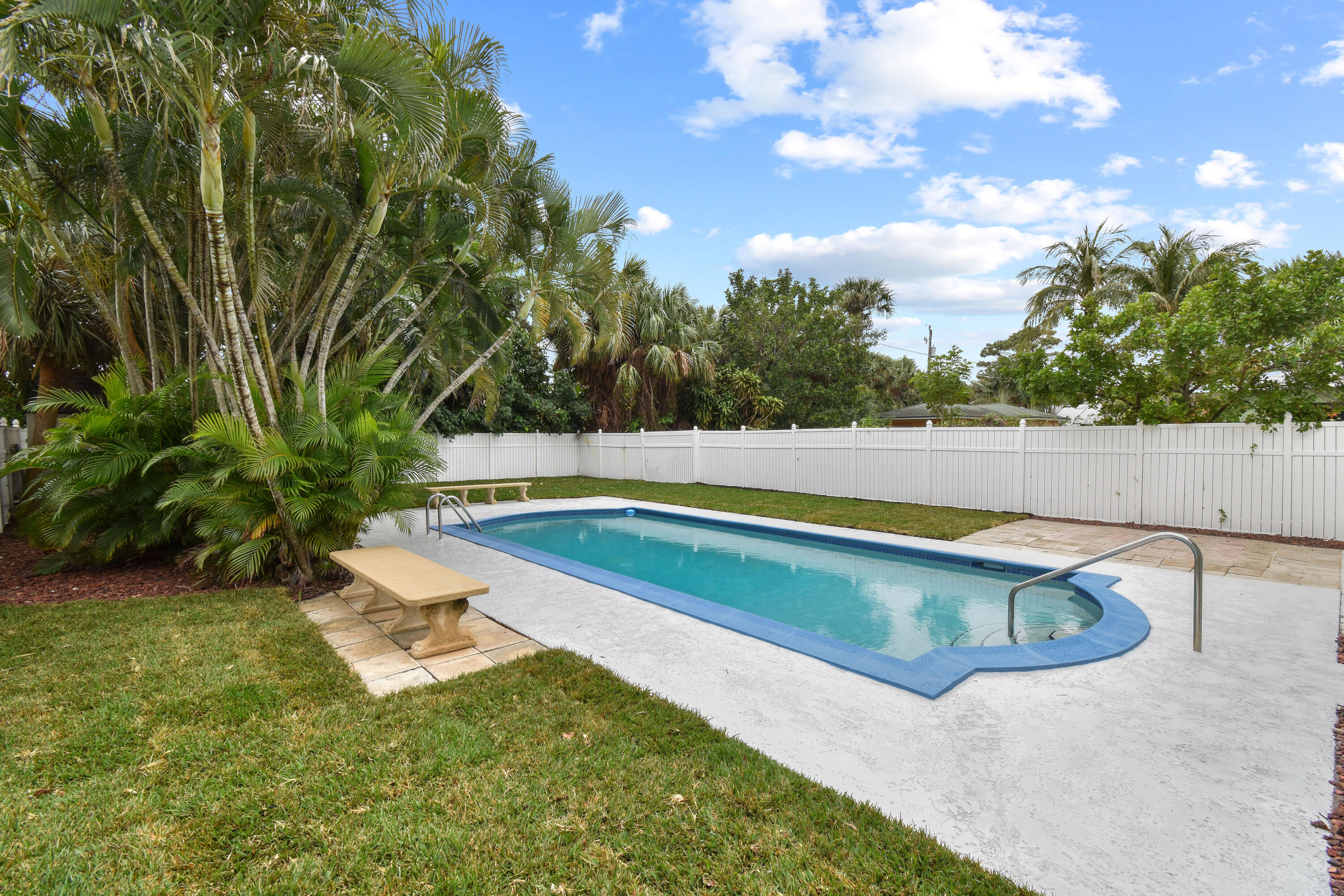 214 Seville Road West Palm Beach, FL 33405 - Photo 33 of 40 214SevilleRd(36)