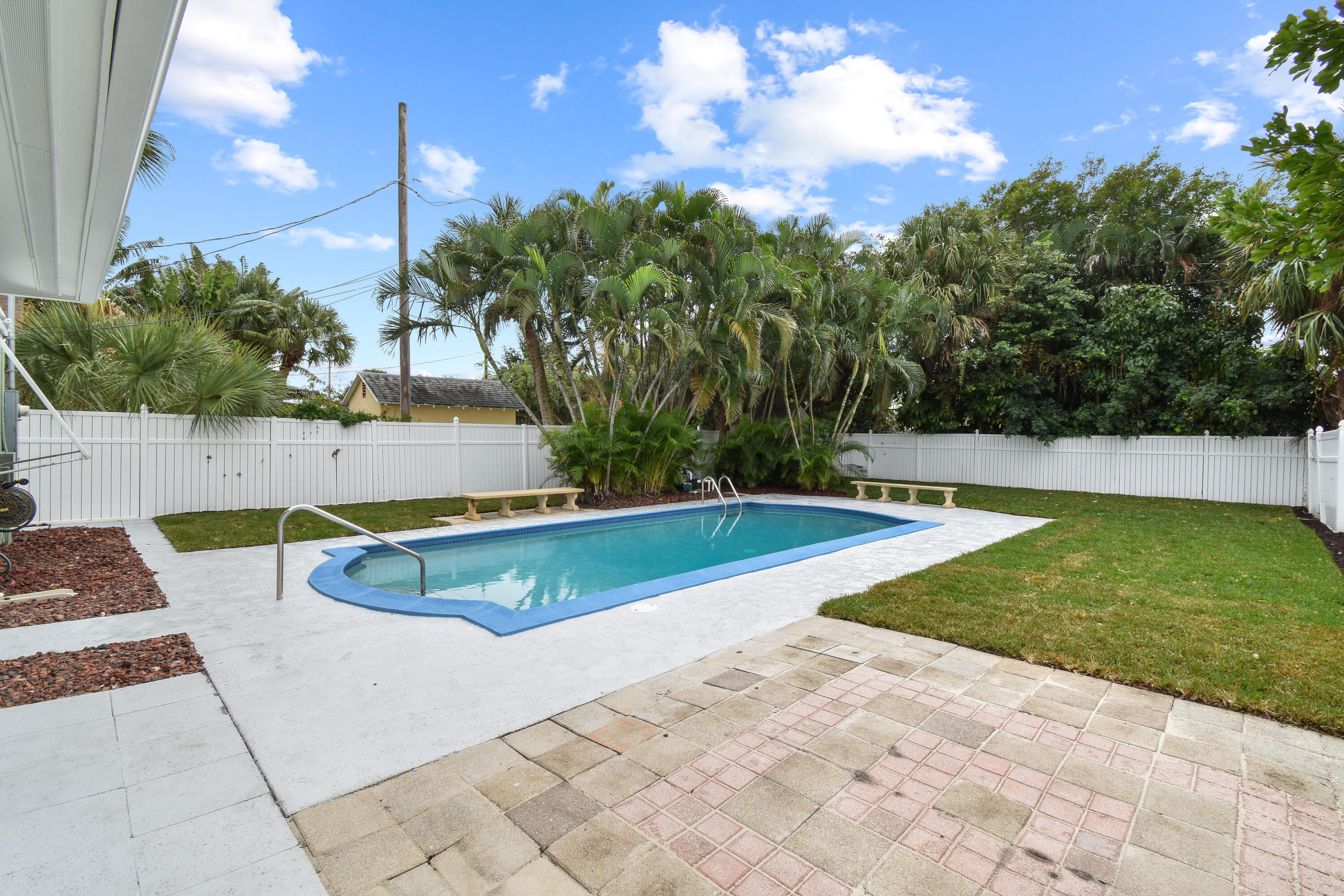 214 Seville Road West Palm Beach, FL 33405 - Photo 34 of 40 214SevilleRd(35)