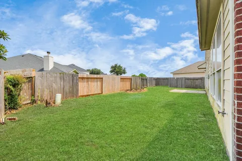 a view of a house with backyard and garden