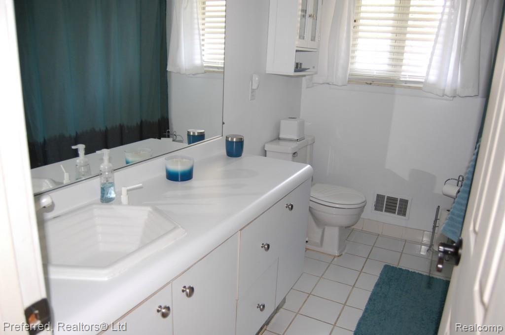7519 Kingsbridge Road Canton, MI 48187 - Photo 15 of 24 Bathroom.jpg