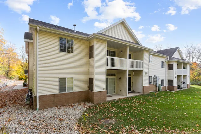 $274,900 | S77-w19599 Lakewood Drive, Muskego, WI 53150