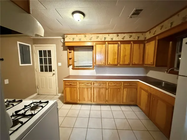 $1,300 | 405 Emmett Street, Bryan, TX 77802