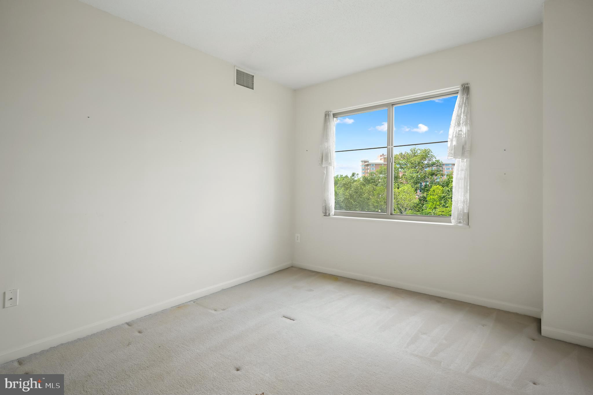 19365 Cypress Ridge Terrace, Unit 519 Leesburg, VA 20176 - Photo 10 of 24 an empty room with a window