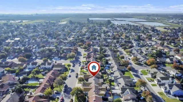 a view of a parking area