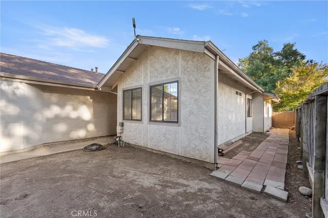 a view of a house with backyard