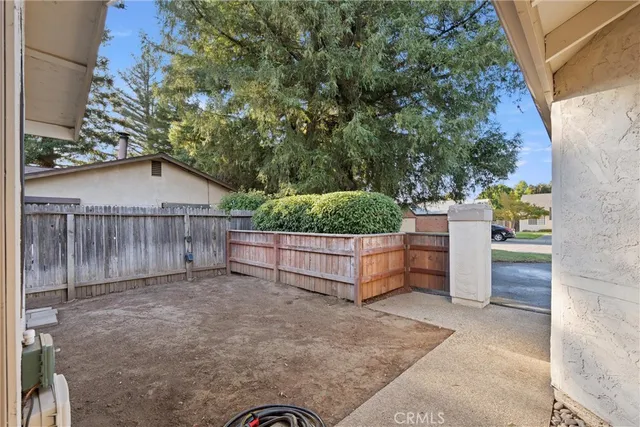 a view of a backyard