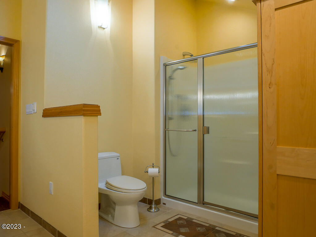 12319 Logsden Road Blodgett, OR 97326 - Photo 35 of 78 Upper level en suite