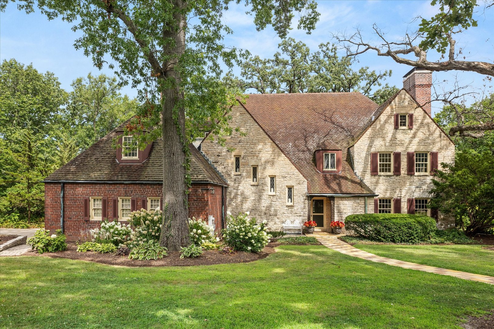 2221 Twin Oak Road Peru, IL 61354 - Photo 1 of 82 Gallery Image 1