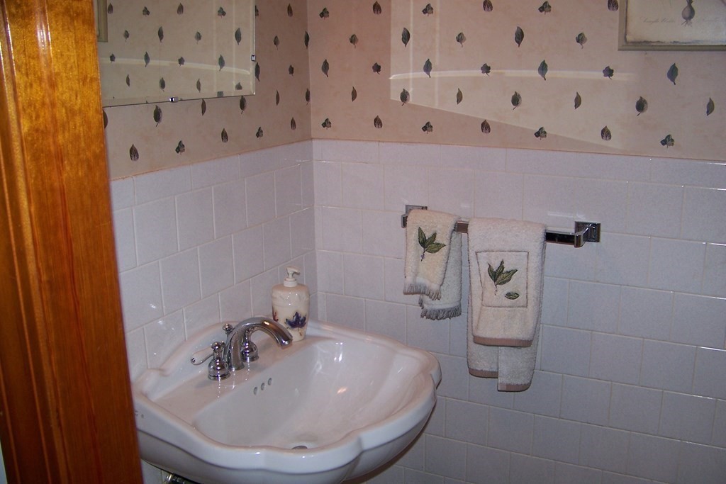 147 Rockmeadow Road Uxbridge, MA 01569 - Photo 8 of 29 Gallery Image 8