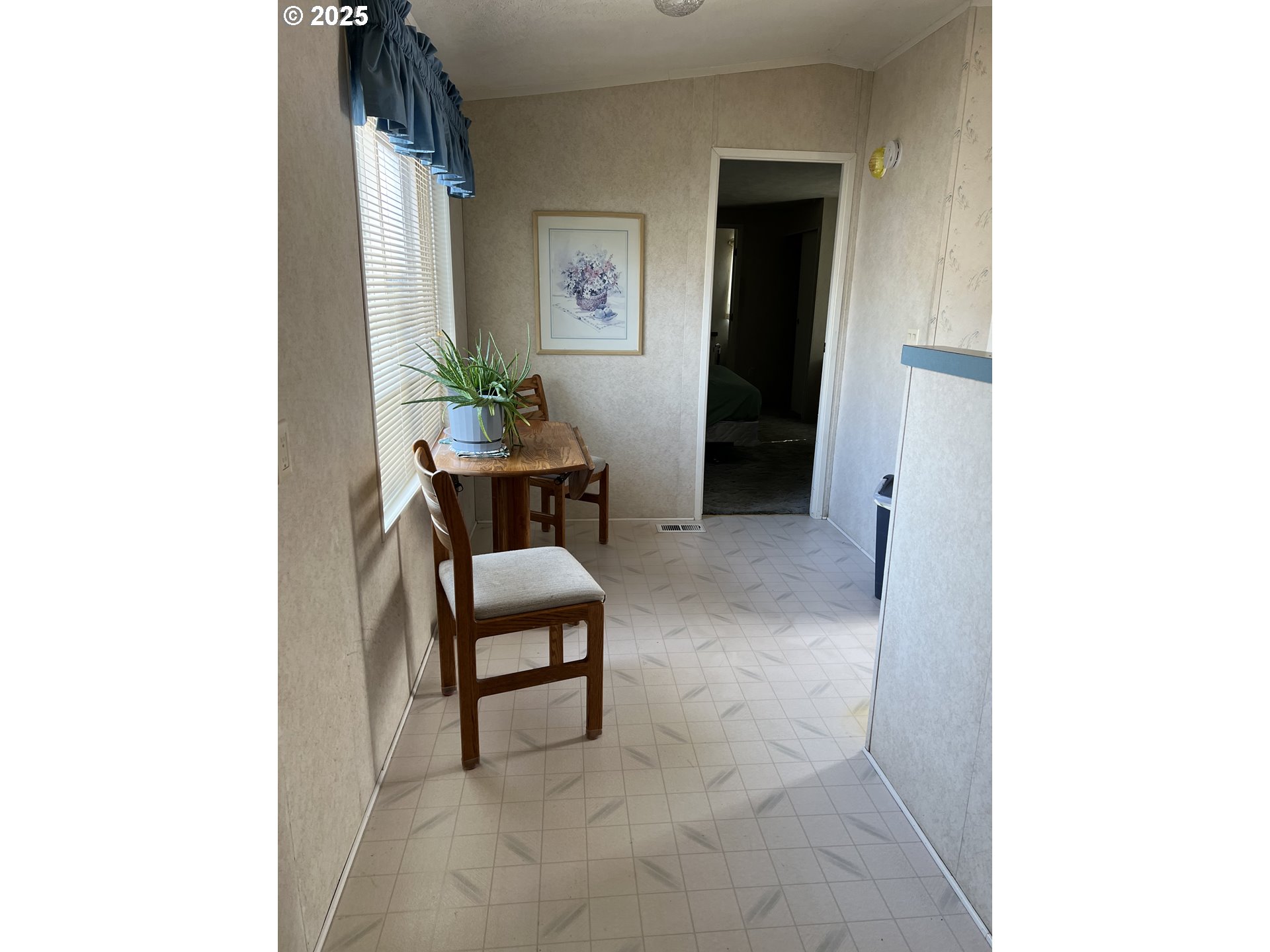 2801 Southwest Hautama Road Pendleton, OR 97801 - Photo 5 of 11 a living room with furniture and a potted plant