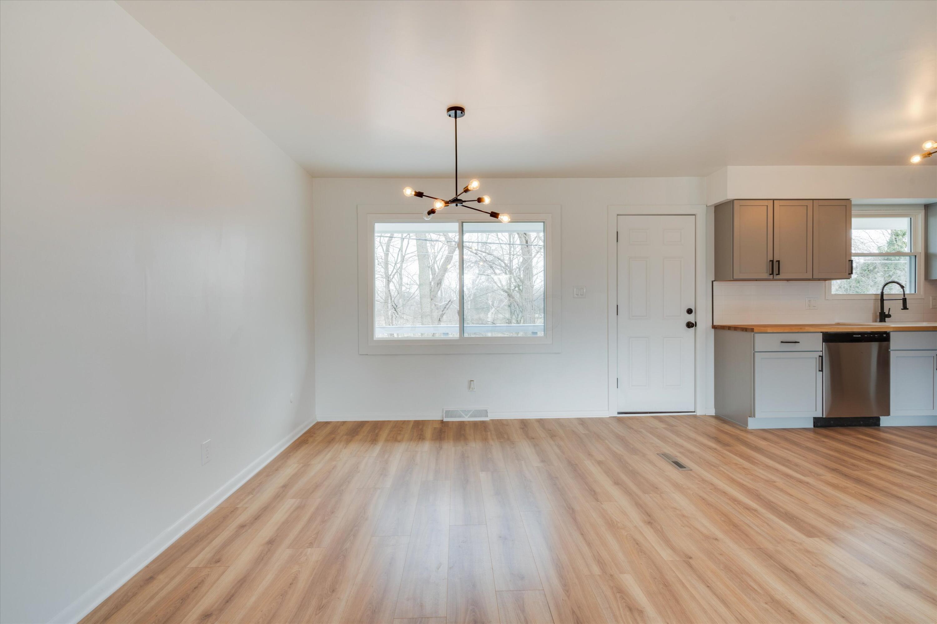 5192 Bagley Road Columbus, OH 43232 - Photo 4 of 16 INDULGE in this fabulous dinging area!