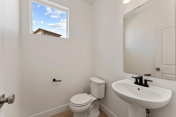 517 West Olive Lane St. George, UT 84790 - Photo 5 of 29 Half Bath