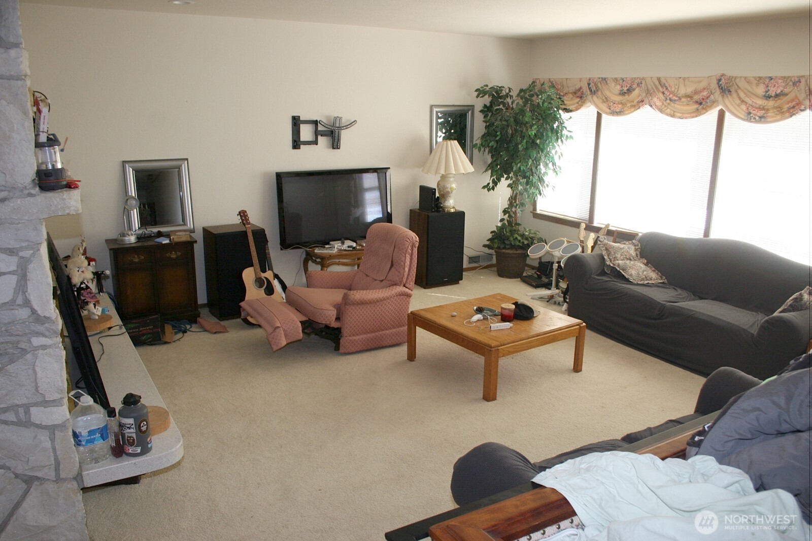 30726 43rd Avenue Southwest Federal Way, WA 98023 - Photo 11 of 39 a living room with furniture and a flat screen tv
