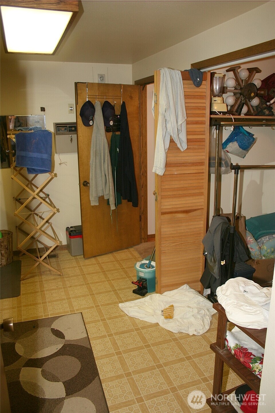30726 43rd Avenue Southwest Federal Way, WA 98023 - Photo 22 of 39 a bathroom with a sink and a mirror