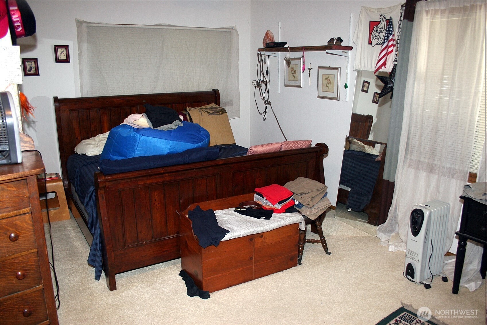 30726 43rd Avenue Southwest Federal Way, WA 98023 - Photo 29 of 39 a living room with furniture and a table