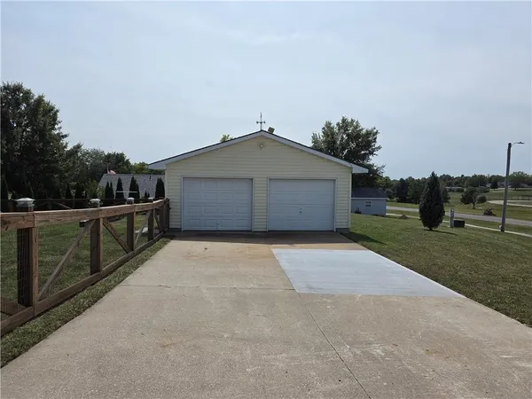 $360,000 | 100 Meadows Lane, Pattonsburg, MO 64670