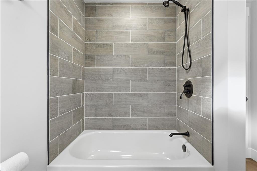 105 York Road Cranberry Township, PA 16066 - Photo 14 of 18 a bathroom with a bath tub