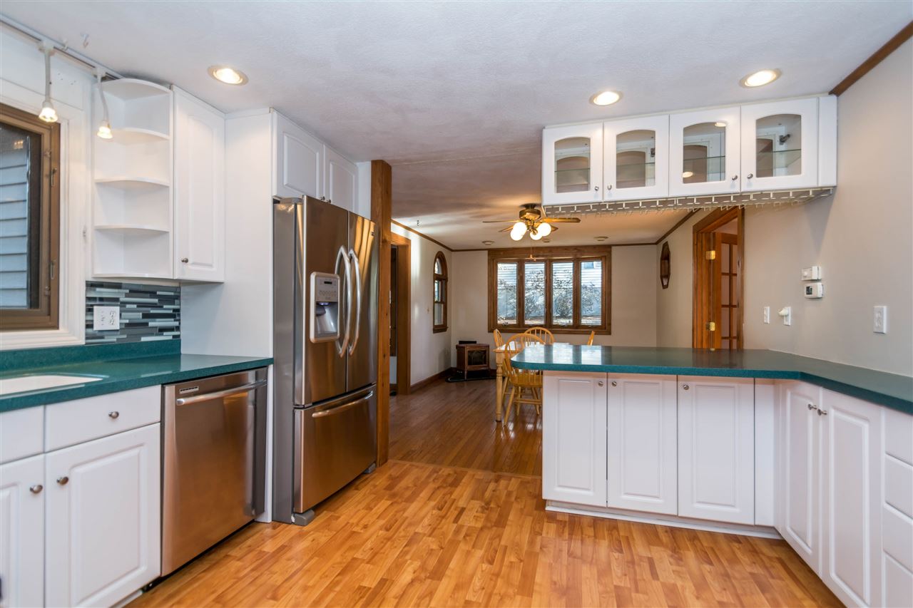 28 Robinhood Road Nashua, NH 03062 - Photo 5 of 30