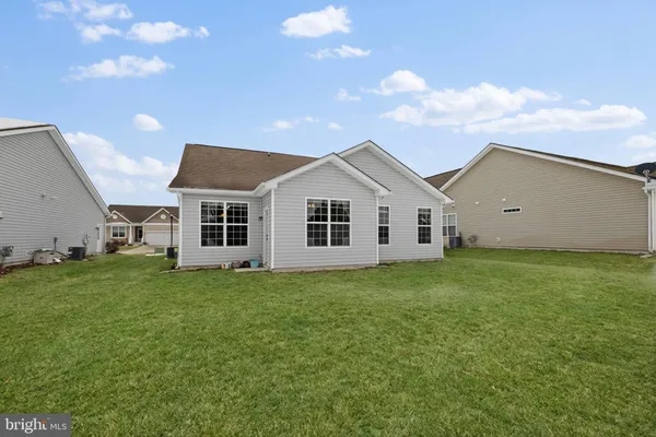 a view of a yard with a house