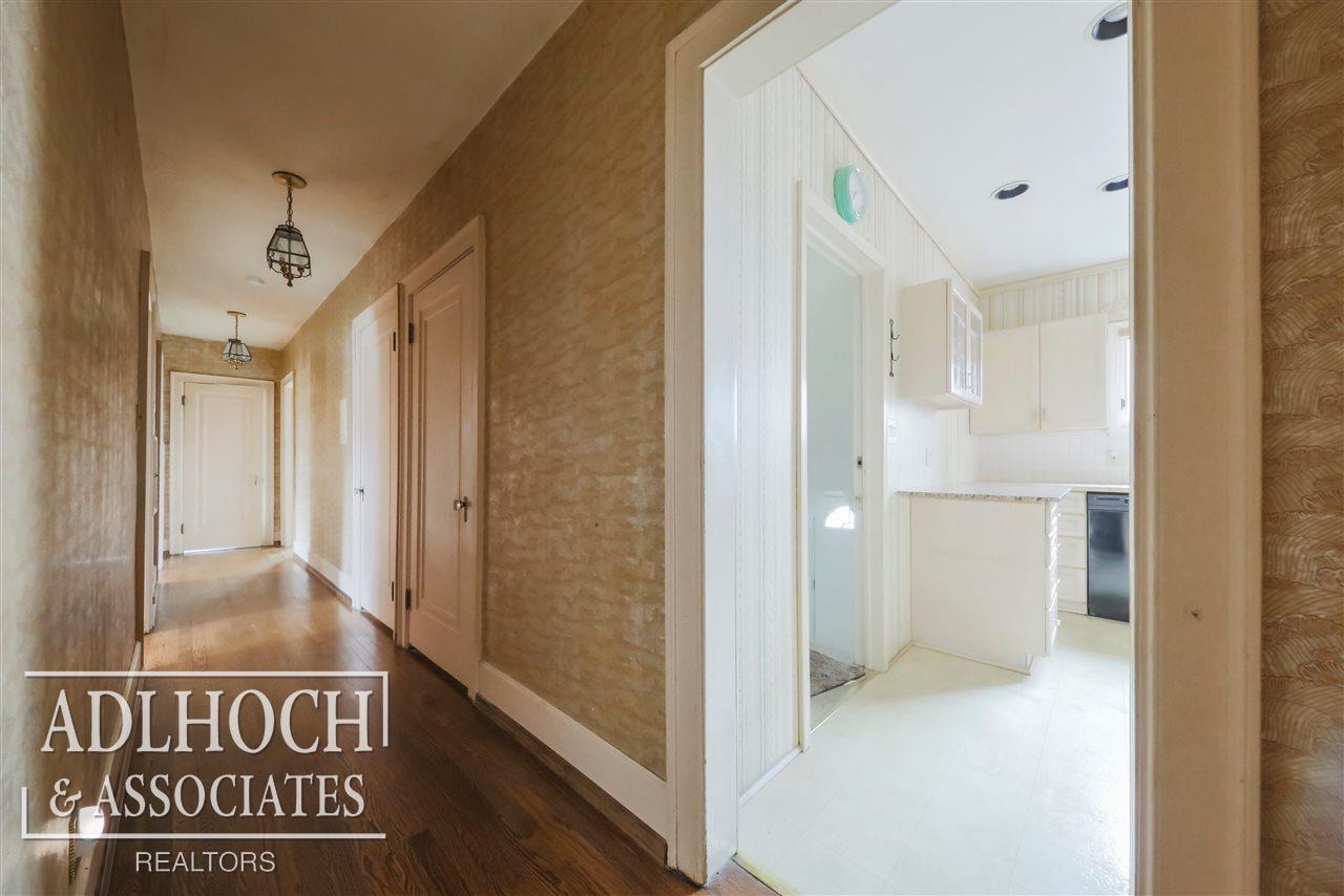 943-45 Harcourt Road Grosse Pointe, MI 48230 - Photo 13 of 16 31321513-12.JPG