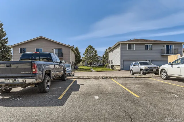 a view of a yard with a house
