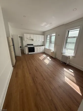 $1,950 | 14 Belmont Terrace, Unit 2R, Newark, NJ 07112