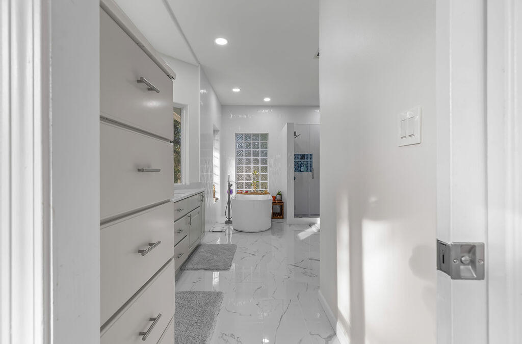 7819 Highway 20 Freeport, FL 32439 - Photo 25 of 75 a bathroom with a glass shower door and a bathtub