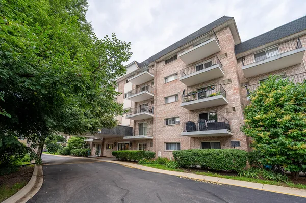$209,900 | 1000 South Lorraine Road, Unit 411, Wheaton, IL 60189