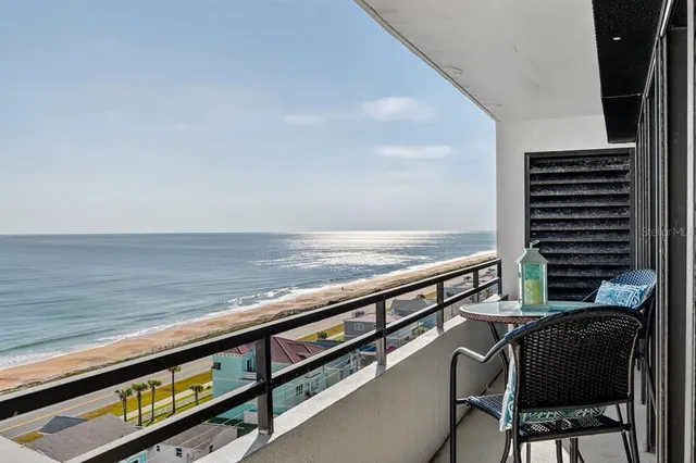 a view of sitting area with furniture