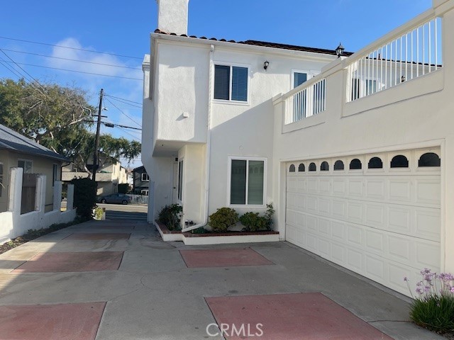 1917-1917 Grant Redondo Beach Redondo Beach, CA 90278 - Photo 4 of 25 a view of a white house with a outdoor space