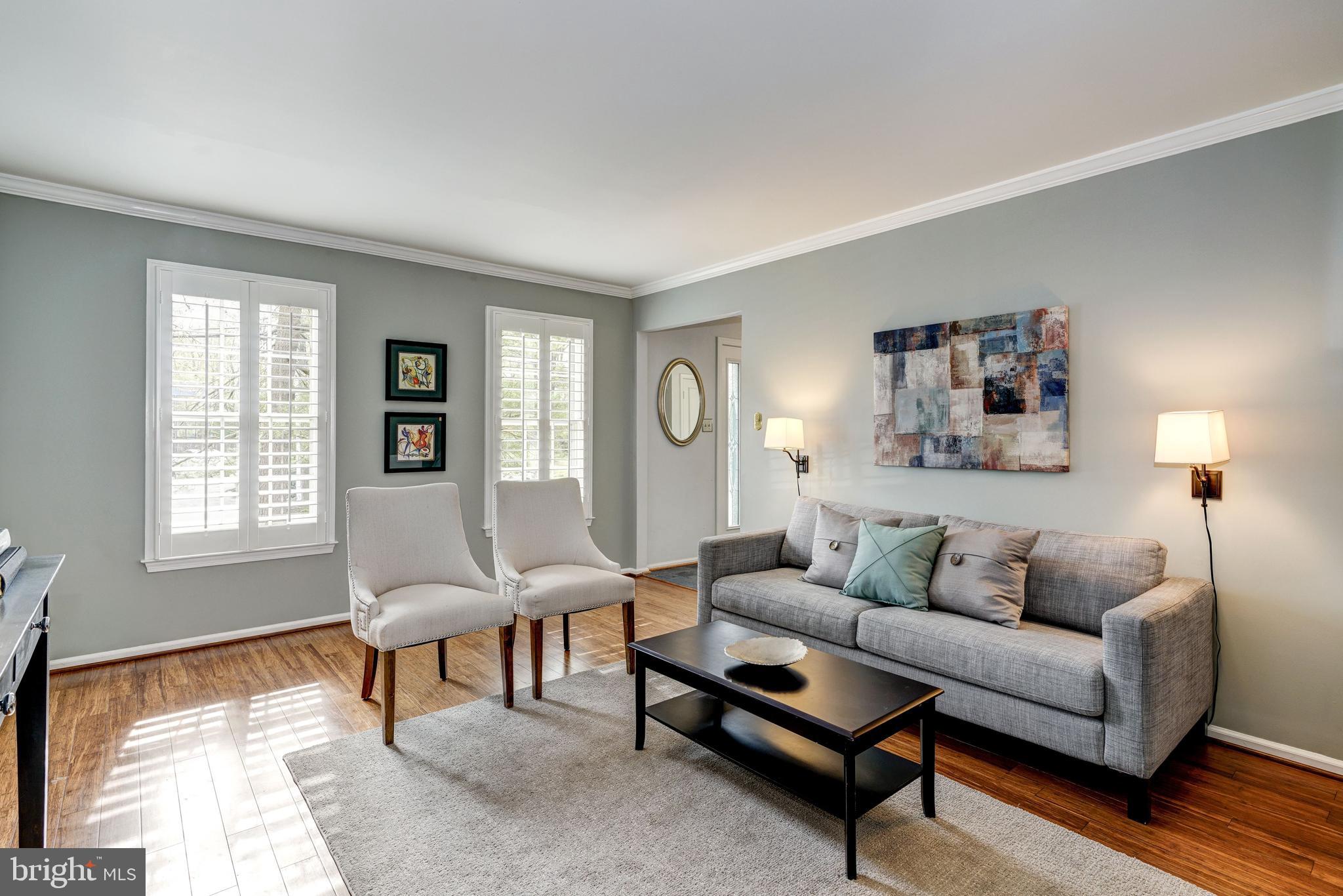 Living room w/ hardwood floors